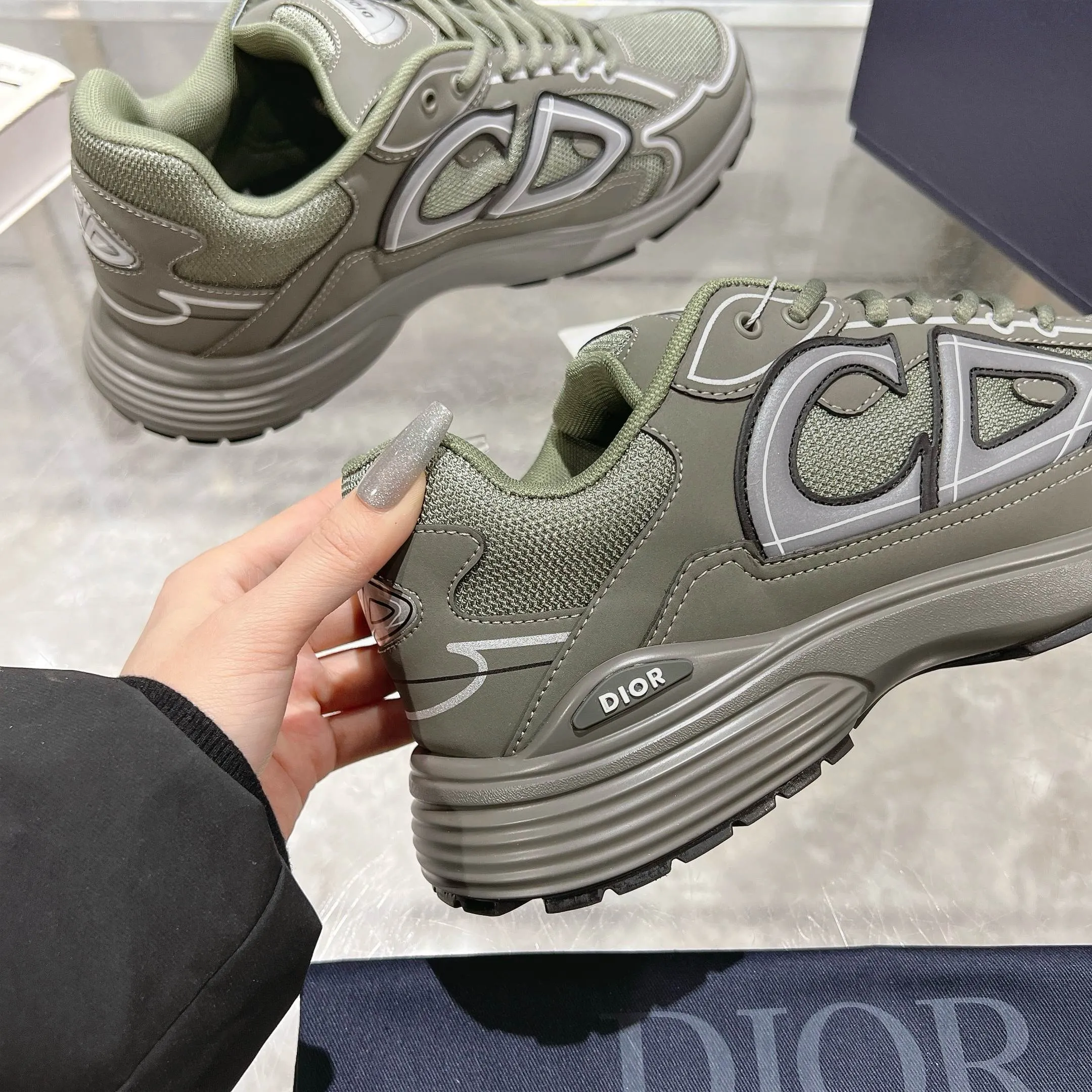 👟👟Ex-factory price 520👟👟 H612 high version B30 low-top sneakers are one of the flagship styles of this series. Crafted from mesh and technical fabrics, it's finished with a reflective 'CD30' graphic and 'DIOR B30' and 'CD30' logos on the heel and tongue. The extra-light, sculpted rubber sole adds style with signature accents, while internal stretch details create ideal comfort. Can be paired with a variety of casual looks to show a fashionable, modern and sporty style. ✅Size: 35-47 (45-46-47 customized, non-returnable and non-exchangeable) ✅Sole material: Original ultra-light IP sole ✅Packaging: Brand new counter packaging
